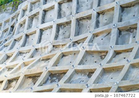 京都市内の工事中の法枠工　急傾斜地対策 107467722