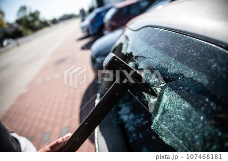 Car thief breaks the car window 107468181