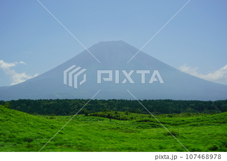 世界文化遺産・日本一の富士山・静岡県朝霧高原 107468978