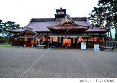 戊辰戦争最後の戦い・箱館戦争の舞台となった… 星形城郭【五稜郭】に建つ『箱館奉行所』 107469265