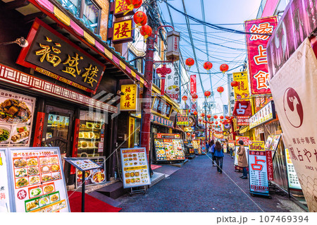日本の横浜都市景観 希望の時代へ…4月・脱コロナ。横浜中華街・市場通りなどを望む 107469394