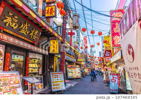 日本の横浜都市景観 希望の時代へ…4月・脱コロナ。横浜中華街・市場通りなどを望む 107469395