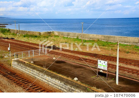 ホームからは内浦湾の絶景… 『いかめし』で有名な函館本線【森駅】 107470006
