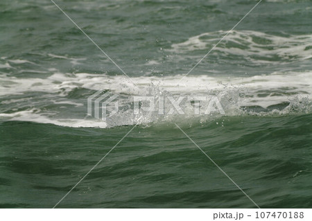 沖縄の海　波 107470188