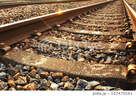 夕方の線路 107470261