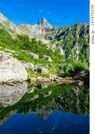 長野県の日本百名山槍ヶ岳登山　天狗池に映える逆さ槍 107470299