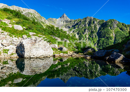 長野県の日本百名山槍ヶ岳登山　天狗池に映える逆さ槍 107470300