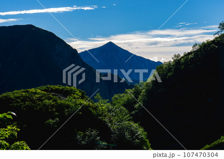 長野県の日本百名山槍ヶ岳登山　天狗原の崖錐から見る常念岳 107470304