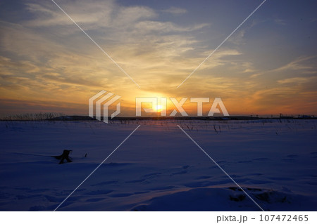 日本 北海道 豊頃町 雪景色 夕日 日本 北海道 豊頃町 雪景色 夕日 107472465
