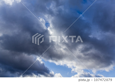 青空に流れるたくさんの雲 107472879