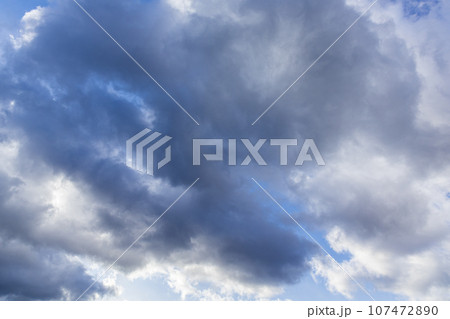 青空に流れるたくさんの雲 107472890