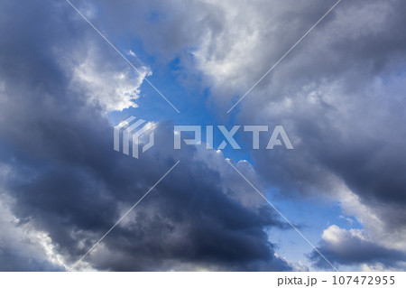 青空に流れるたくさんの雲 青空に流れるたくさんの雲 107472955