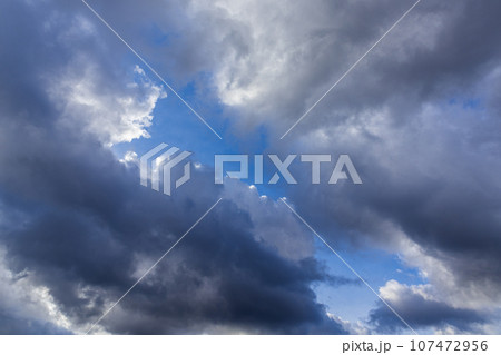 青空に流れるたくさんの雲 青空に流れるたくさんの雲 107472956