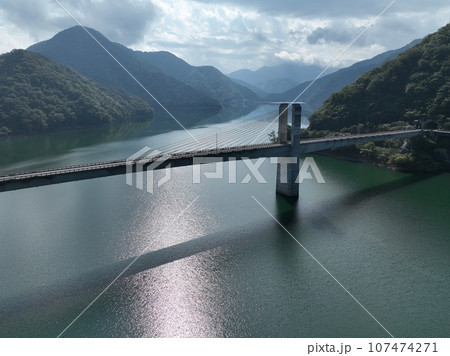岐阜県徳山ダムの風景　ドローン空撮 107474271