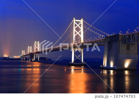 【香川県】瀬戸大橋記念公園から見た「瀬戸大橋」の夜景（ライトアップ） 107474703
