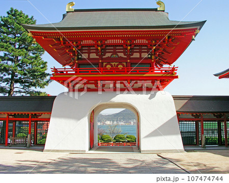 山口県　下関市　赤間神宮　水天門 107474744