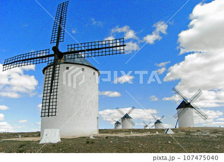 スペイン　ラ・マンチャ　青空と白い風車小屋 107475040