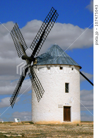 スペイン ラ・マンチャ 青空と白い風車小屋 スペイン ラ・マンチャ 青空と白い風車小屋 107475043
