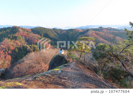 埼玉県小鹿野町にある秩父札所32番法性寺の奥の院のに岩尾根に建つ岩船観音像 107477684