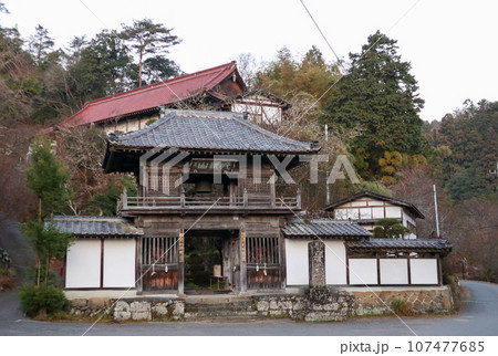 埼玉県小鹿野町にある秩父札所32番法性寺の仁王門 埼玉県小鹿野町にある秩父札所32番法性寺の仁王門 107477685