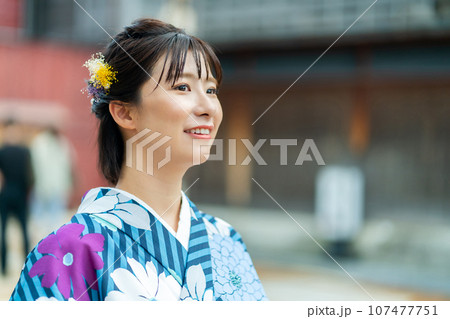 着物の女性 金沢観光をする女性 着物の女性 金沢観光をする女性 107477751