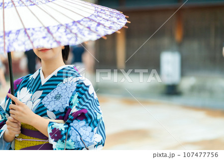 着物の女性 金沢観光をする女性 着物の女性 金沢観光をする女性 107477756