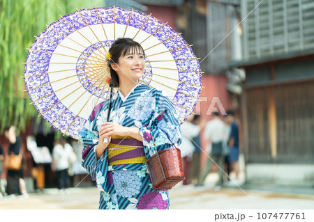 着物の女性 金沢観光をする女性 着物の女性 金沢観光をする女性 107477761