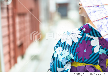 着物の女性 金沢観光をする女性 着物の女性 金沢観光をする女性 107477763