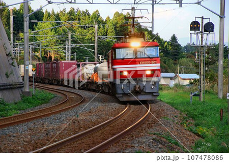 『津軽海峡を貫く物流の大動脈』北海道と本州を結ぶ… EH800電気機関車牽引のコンテナ貨物列車 『津軽海峡を貫く物流の大動脈』北海道と本州を結ぶ… EH800電気機関車牽引のコンテナ貨物列車 107478086