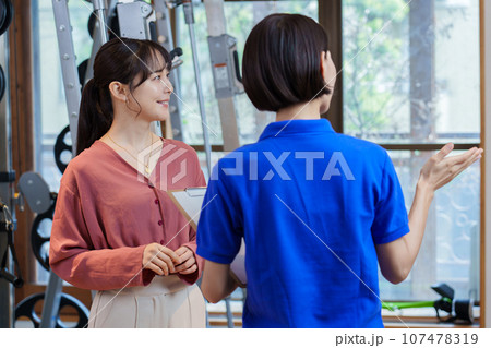 パーソナルジムの説明を受ける女性 パーソナルジムの説明を受ける女性 107478319