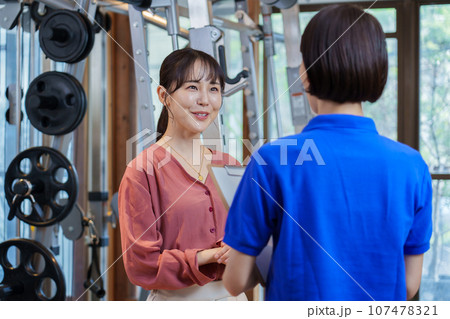 パーソナルジムの説明を受ける女性 107478321