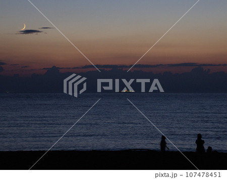 三国サンセットビーチでの夕暮れ　福井県坂井市三国町宿米ケ脇 107478451
