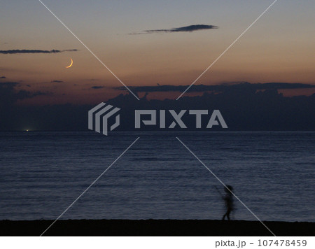 三国サンセットビーチでの夕暮れ 福井県坂井市三国町宿米ケ脇 三国サンセットビーチでの夕暮れ 福井県坂井市三国町宿米ケ脇 107478459