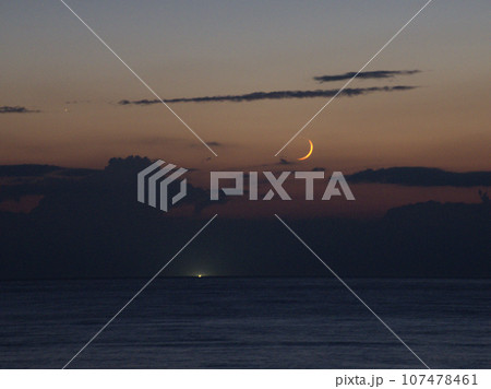 三国サンセットビーチでの夕暮れ　福井県坂井市三国町宿米ケ脇 107478461