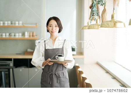 カフェで働く女性 カフェで働く女性 107478602