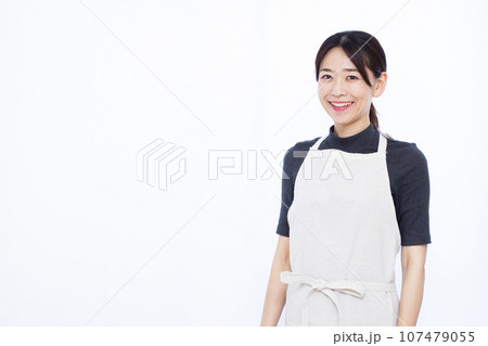 白い背景の前に立つ笑顔の30代主婦 白い背景の前に立つ笑顔の30代主婦 107479055