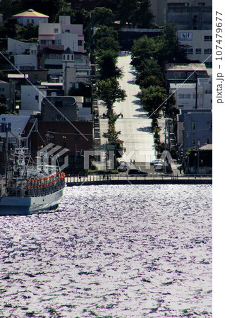 函館市の発祥の地【函館西部地区】 函館山麓から港を望む…『八幡坂』 107479677