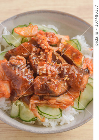 鰹とキムチのコチュジャン丼 鰹とキムチのコチュジャン丼 107480137