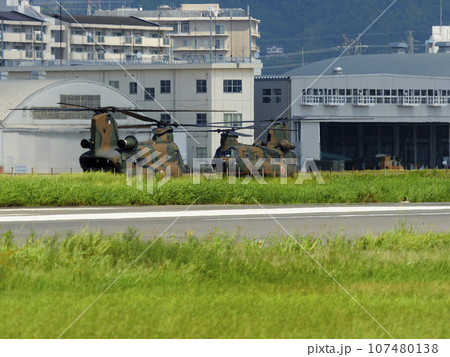 八尾駐屯地に駐機するCH47チヌーク 八尾駐屯地に駐機するCH47チヌーク 107480138