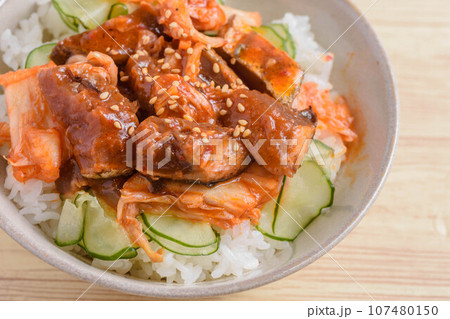 鰹とキムチのコチュジャン丼 鰹とキムチのコチュジャン丼 107480150