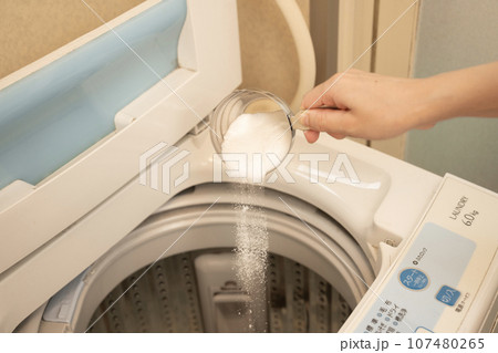 洗濯機の掃除をする女性の手元 洗濯機の掃除をする女性の手元 107480265
