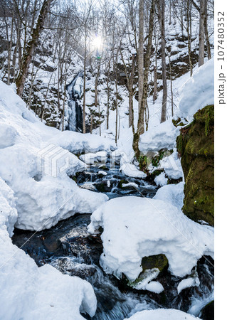 「青森県」冬の奥入瀬渓流　雲井の滝 107480352