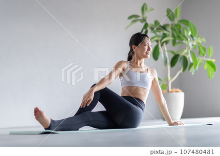 ストレッチ運動する女性 107480481