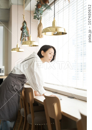 テーブルを拭くカフェの店員 テーブルを拭くカフェの店員 107480652