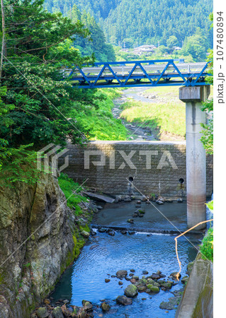 吉田川沿い　大岩の風景　 秩父郡小鹿野町 107480894
