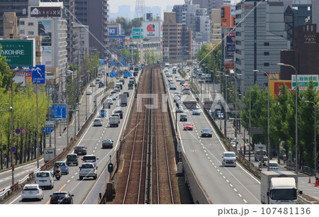 北大阪急行緑地公園前駅付近の線路と新御堂 北大阪急行緑地公園前駅付近の線路と新御堂 107481136