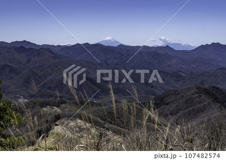 山並みの向こうに小さな富士山 山並みの向こうに小さな富士山 107482574