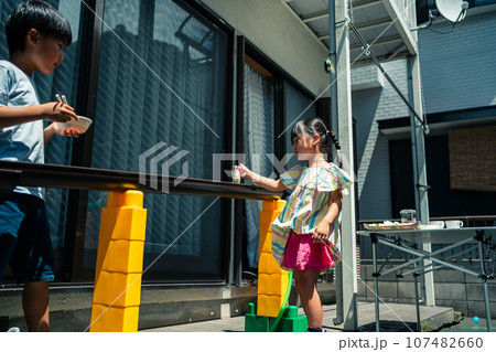 お庭で雨樋流しそうめん 107482660