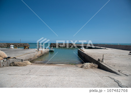 快晴の空と田舎の小さな漁港 107482708