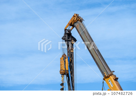 青空と杭打ち機 107482726